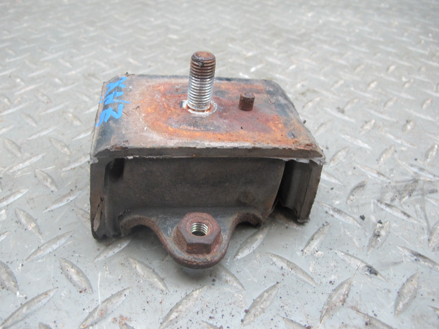 79-83 Datsun Nissan S130 280ZX 2.8L Set of 2 Engine Motor Mount OEM