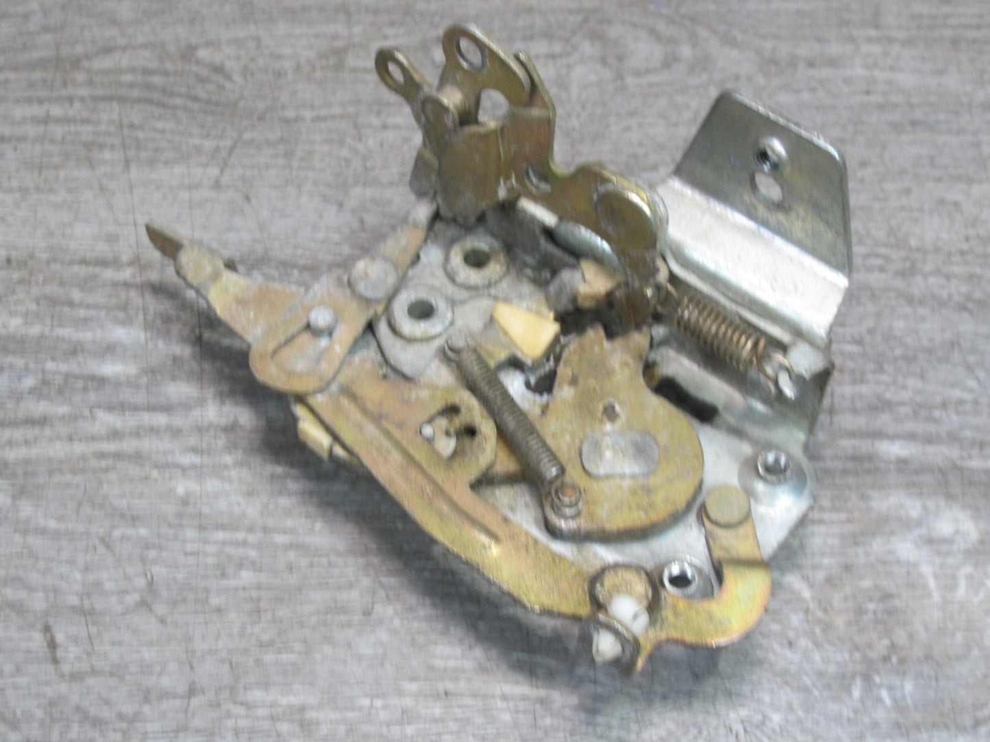 83-89 BMW E24 633CSi 635CSi  Right Door Lock Catch OEM