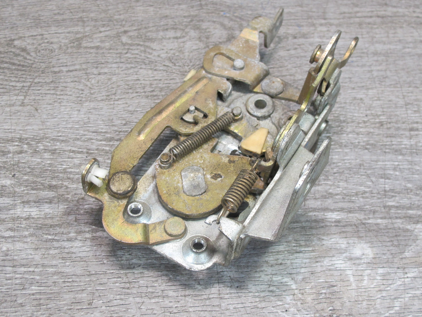 83-89 BMW E24 633CSi 635CSi  Right Door Lock Catch OEM