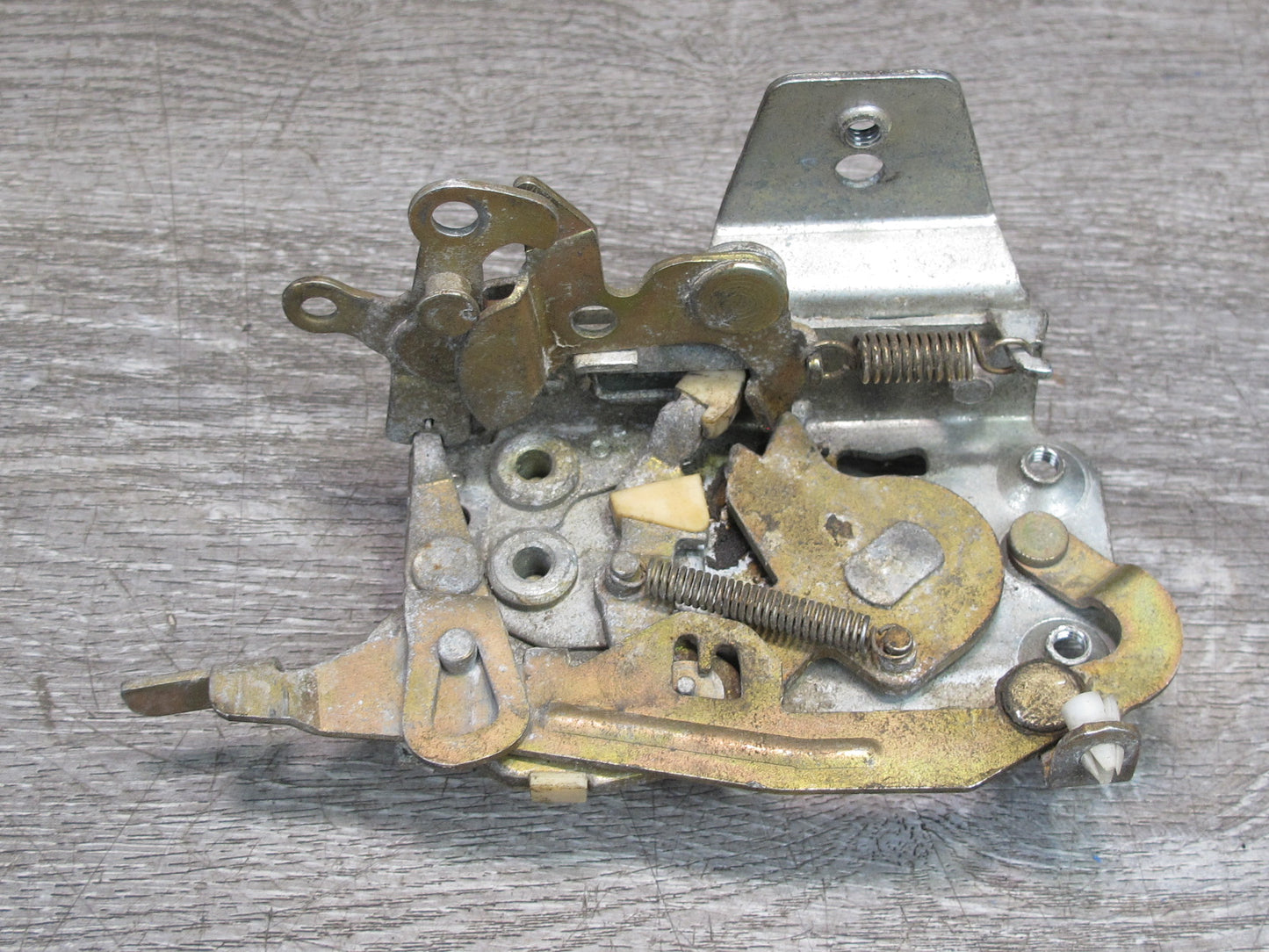 83-89 BMW E24 633CSi 635CSi  Right Door Lock Catch OEM