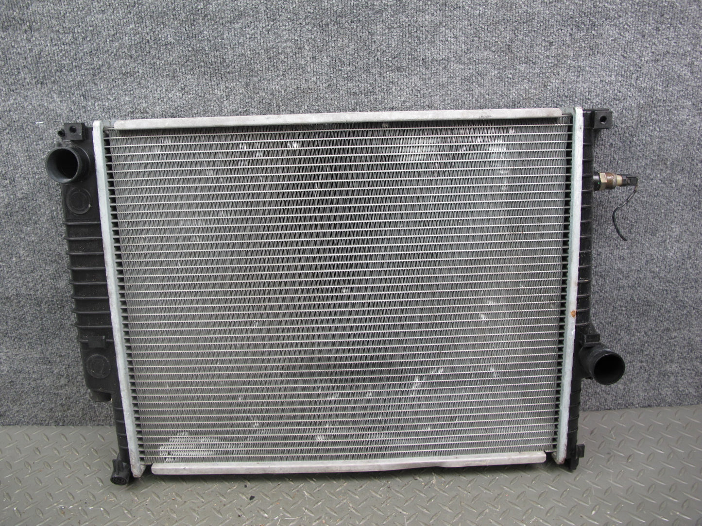 96-99 BMW E36 3-SERIES M52 Engine Cooling Radiator OEM