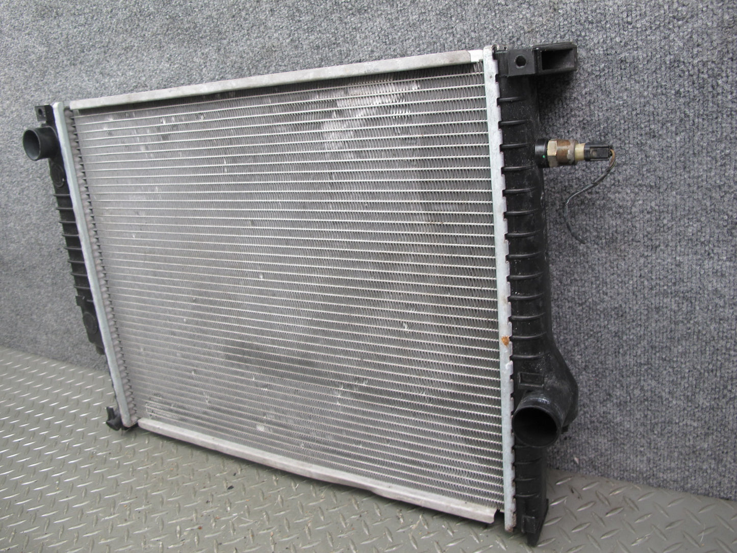 96-99 BMW E36 3-SERIES M52 Engine Cooling Radiator OEM