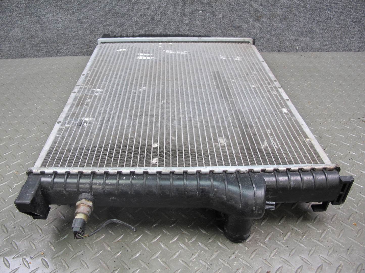 96-99 BMW E36 3-SERIES M52 Engine Cooling Radiator OEM