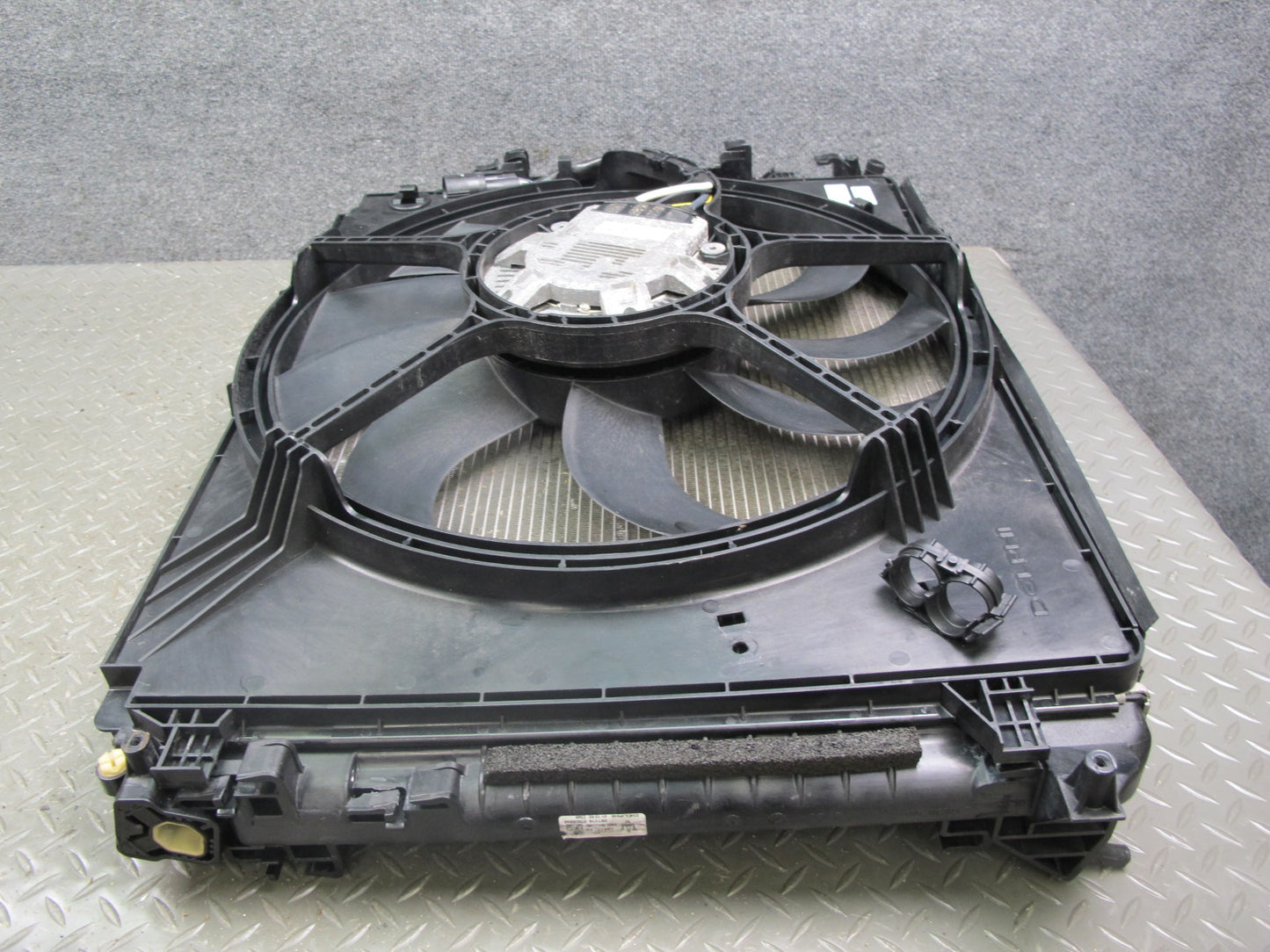 14-17 Maserati Ghibli M157 Engine Cooling Radiator w Fan Motor Shroud Assy OEM