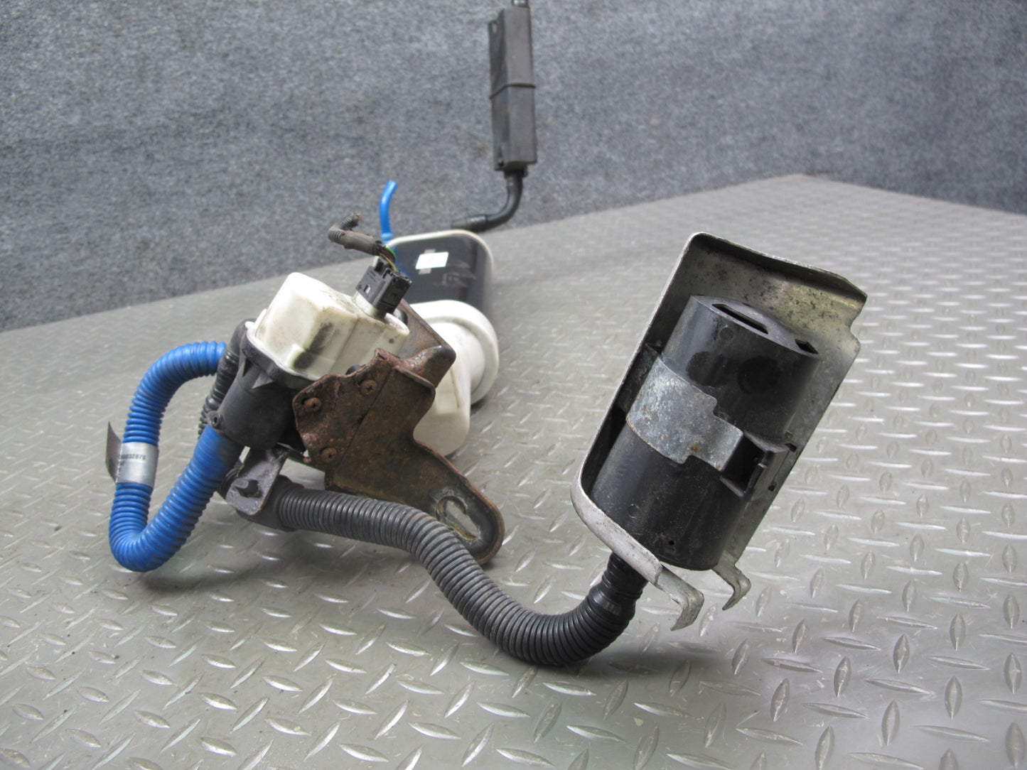14-17 Maserati Ghibli Fuel Vapor Canister w Leak Detection Pump & Hose OEM