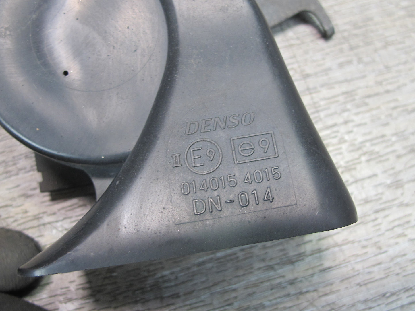 01-06 Lexus UCF30L LS430 Set of 2 High & Low Tone Note Pitch Horn Signal OEM