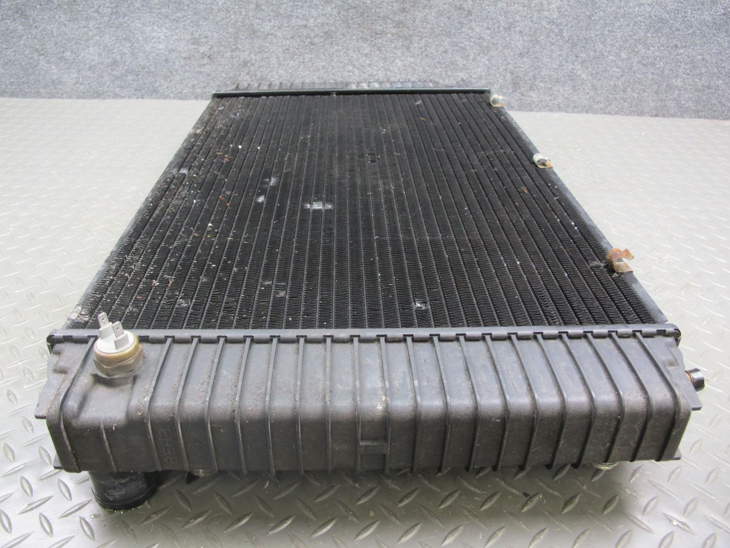 1984-1986 Porsche 928 S A/T Engine Motor Cooling Radiator 92810604001
