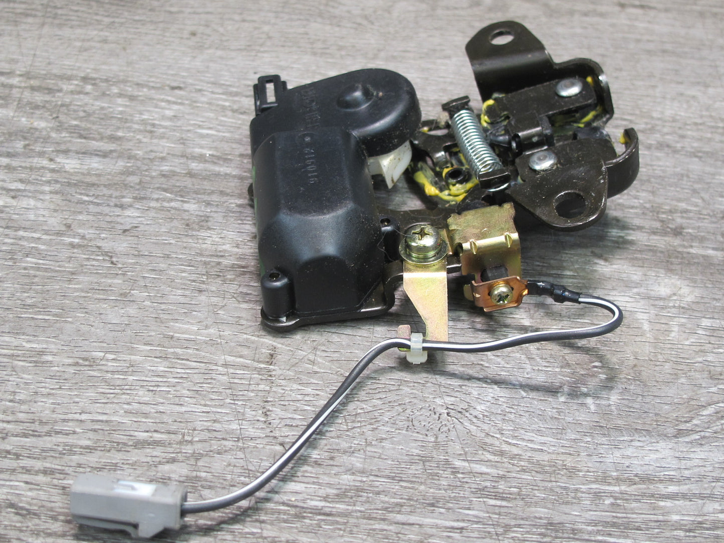 92-00 Lexus UZZ30L SC300 SC400 Rear Trunk Lid Lock Latch Actuator OEM