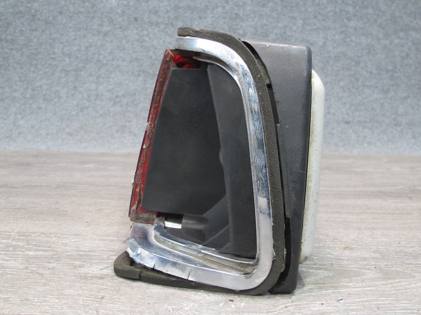 77-89 BMW E24 6-SERIES Rear Right Tail Light Lamp 1360472 OEM Damaged