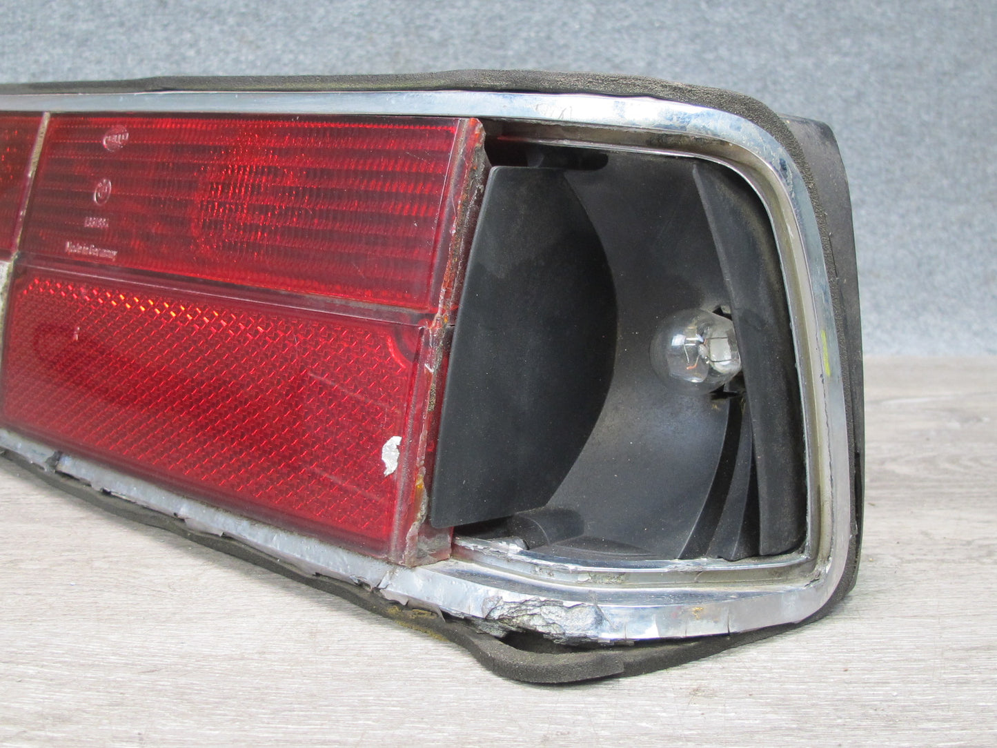 77-89 BMW E24 6-SERIES Rear Right Tail Light Lamp 1360472 OEM Damaged