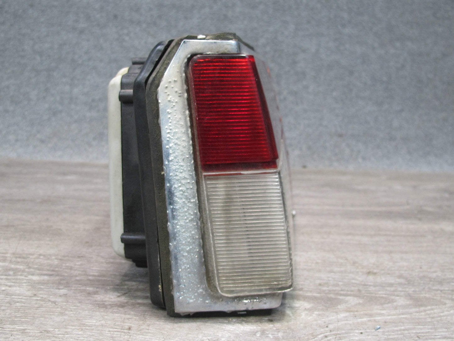 77-89 BMW E24 6-SERIES Rear Right Tail Light Lamp 1360472 OEM Damaged