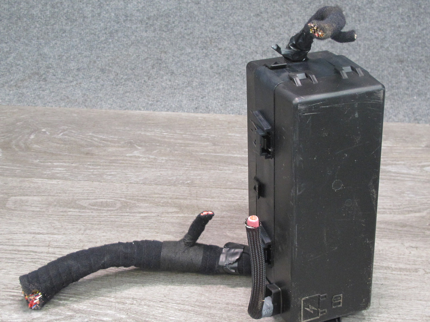 14-17 Maserati Ghibli M157 SQ4 Rear Relay Fuse Box 670008598 OEM