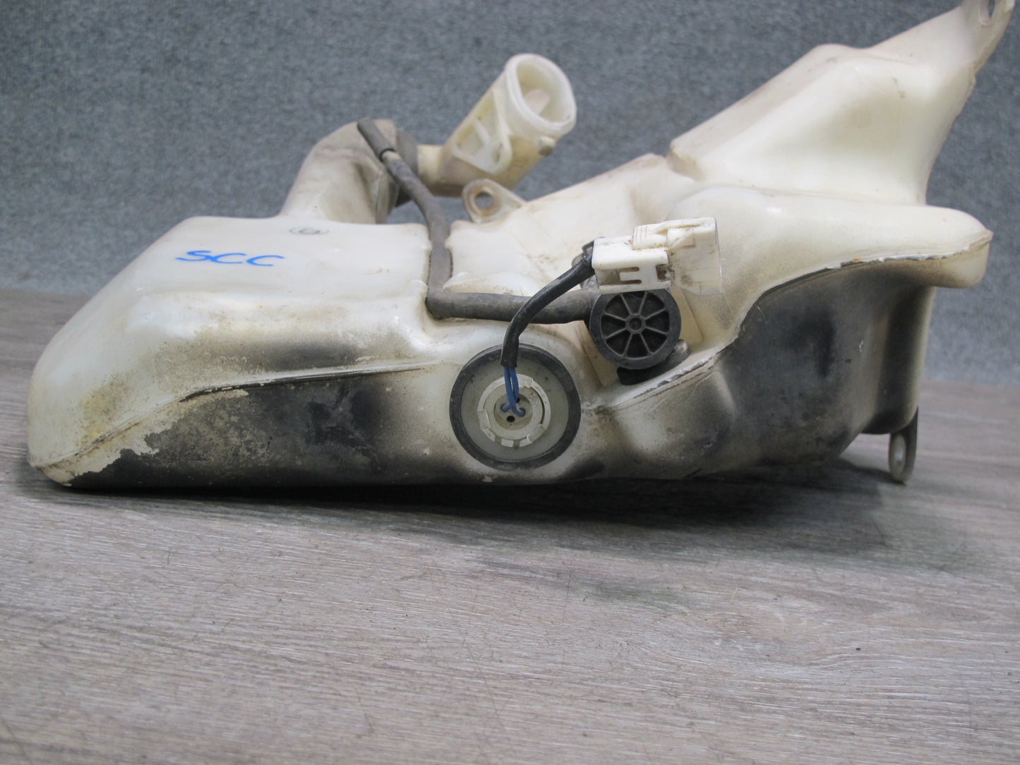 95-00 Lexus UZZ30L SC300 SC400 Windshield Washer Fluid Reservoir Tank Assy OEM