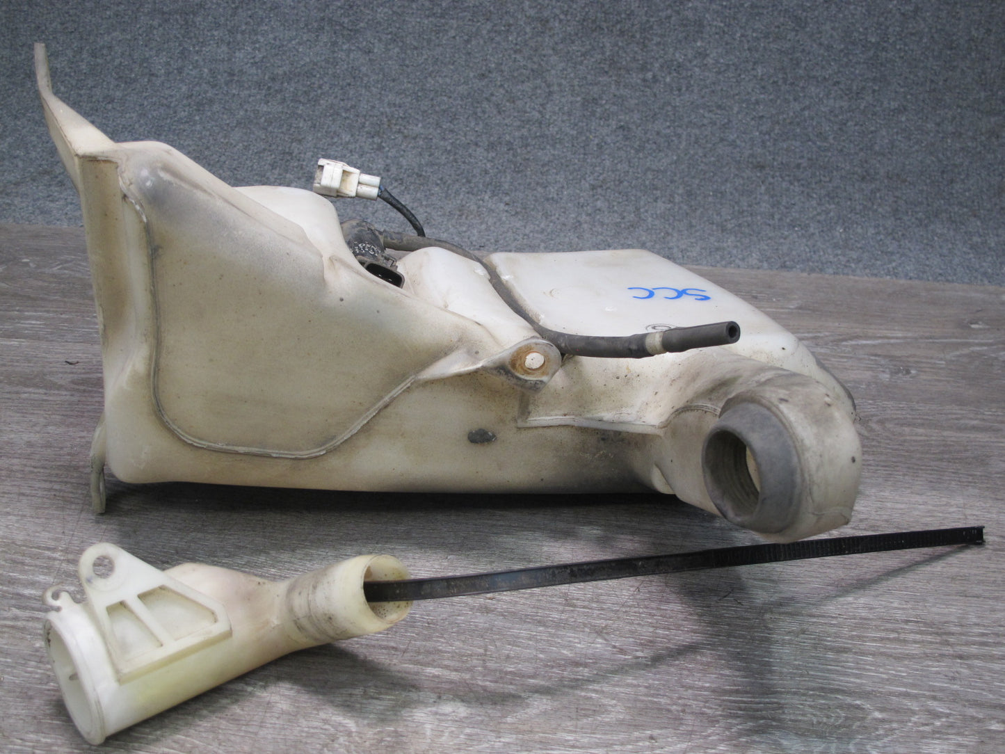 95-00 Lexus UZZ30L SC300 SC400 Windshield Washer Fluid Reservoir Tank Assy OEM