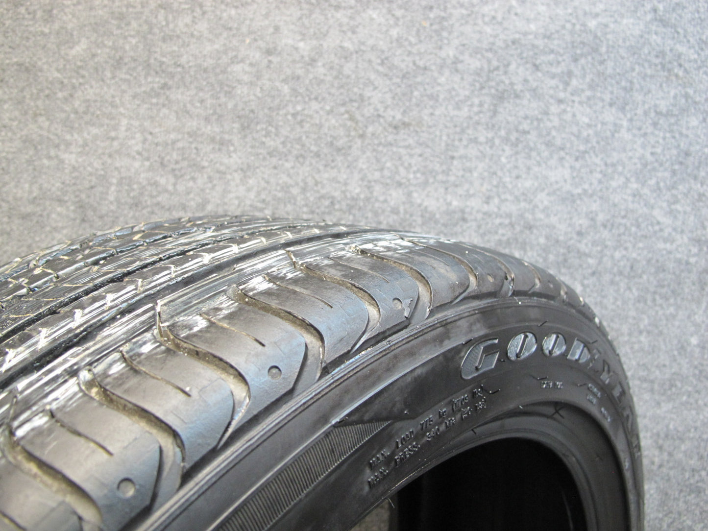 Goodyear Eagle Sport ALL Season Tire 255/40 R18 99W 3222 8/32 Tread
