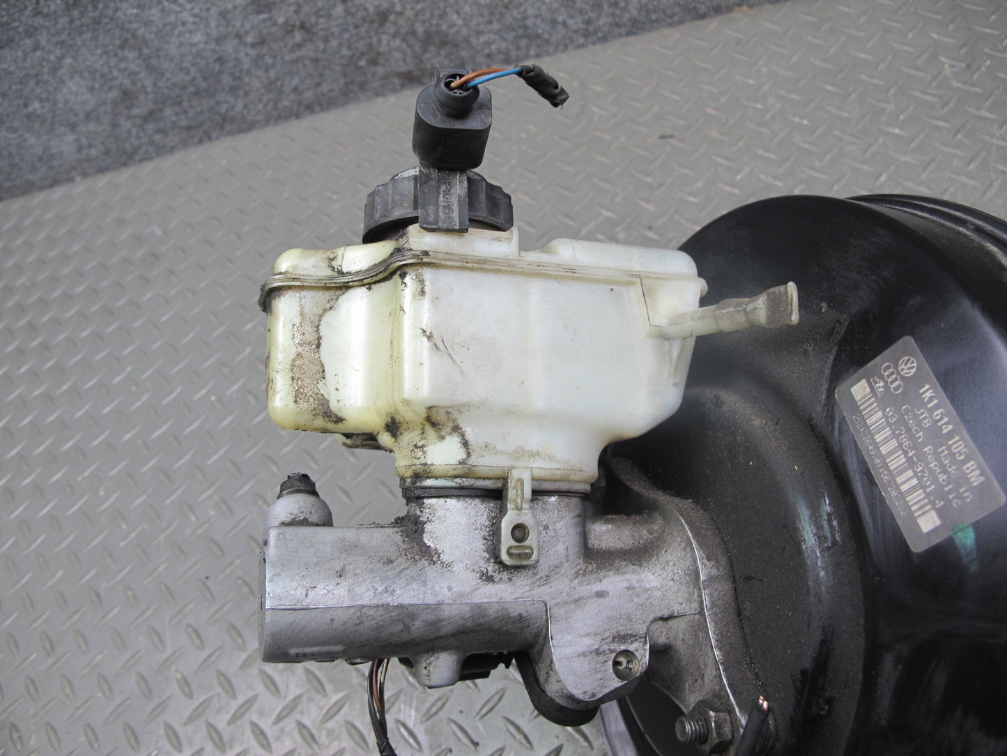 2008 VW Golf R32 MK5 VR6 Brake Master Cylinder Booster Fluid Reservoir OEM