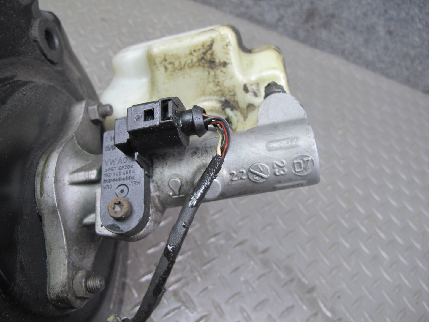 2008 VW Golf R32 MK5 VR6 Brake Master Cylinder Booster Fluid Reservoir OEM