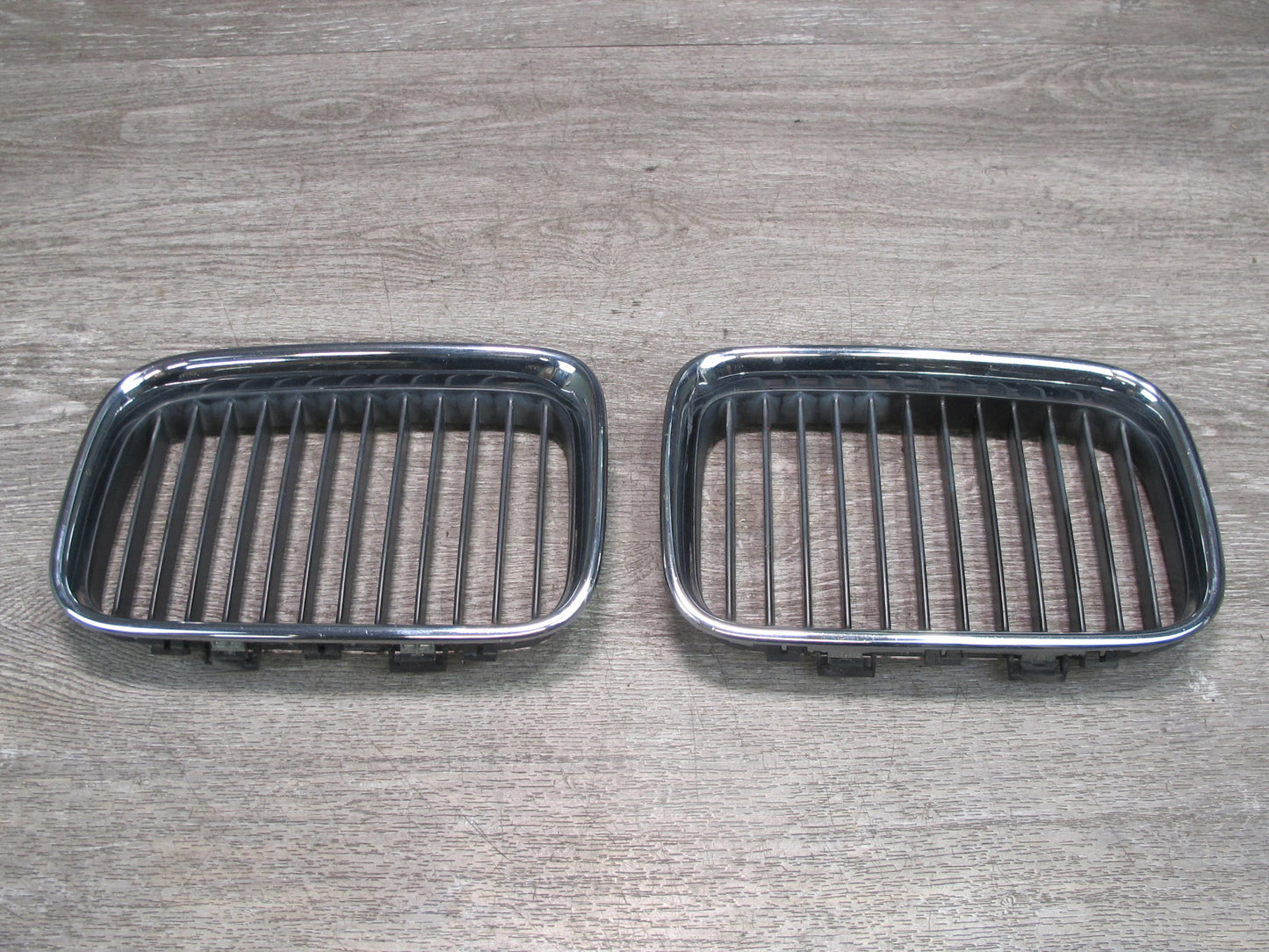 96-99 BMW E36 3-SERIES Set of 2 Front Left & Right Kidney Vent Grille OEM