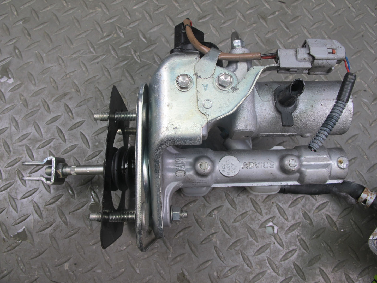 07-10 Lexus LS600hL LS460 Brake Master Cylinder Reservoir Tank OEM