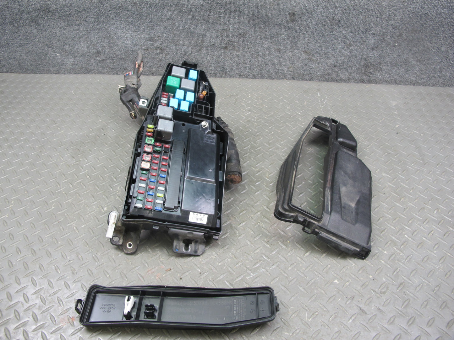 08-16 Lexus LS600hL 2UR-FSE Engine Bay Junction Fuse Relay Box Module OEM