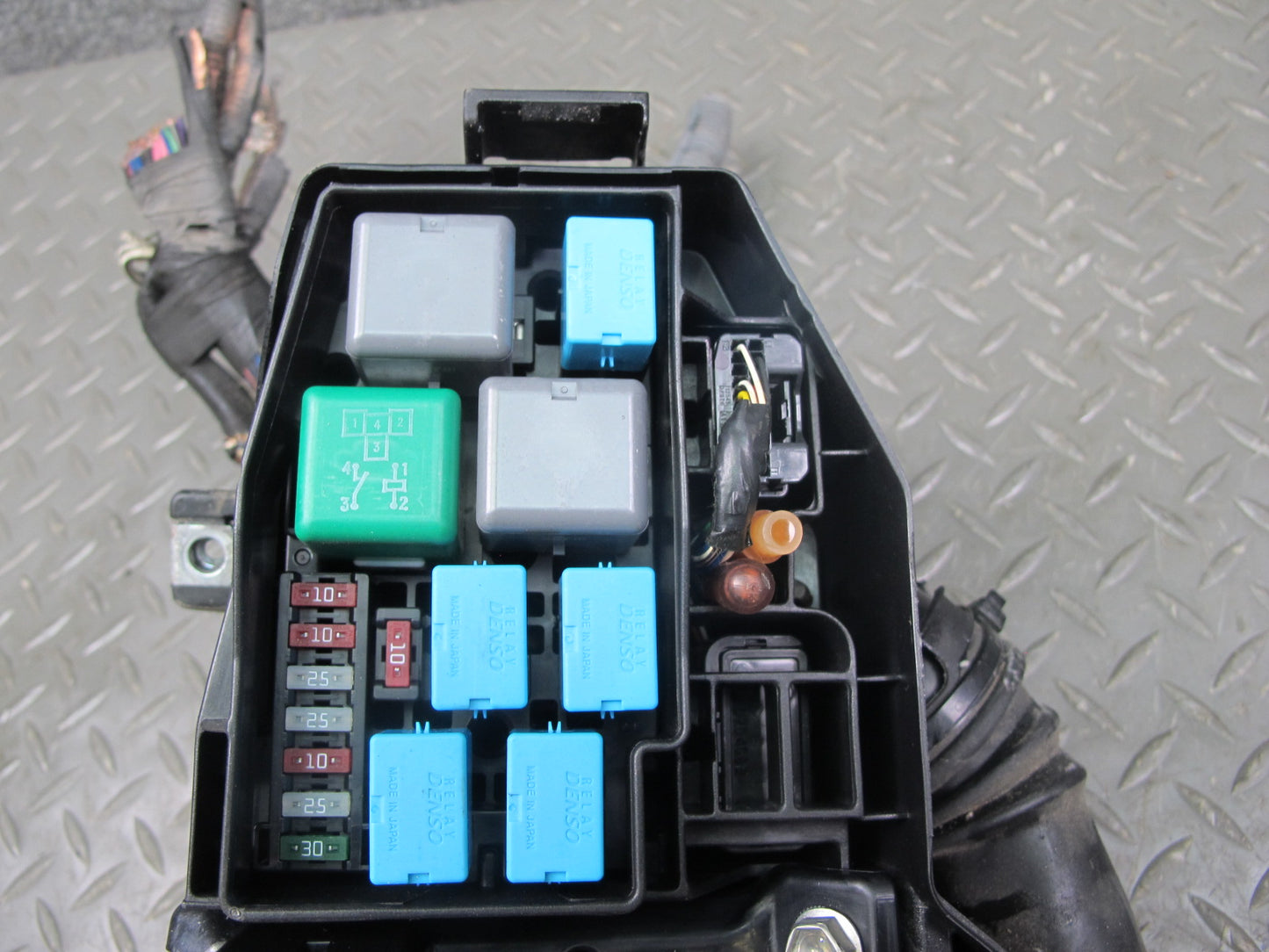 08-16 Lexus LS600hL 2UR-FSE Engine Bay Junction Fuse Relay Box Module OEM