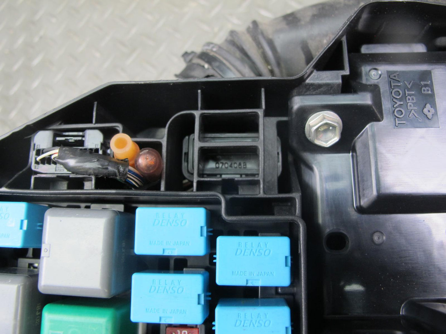 08-16 Lexus LS600hL 2UR-FSE Engine Bay Junction Fuse Relay Box Module OEM