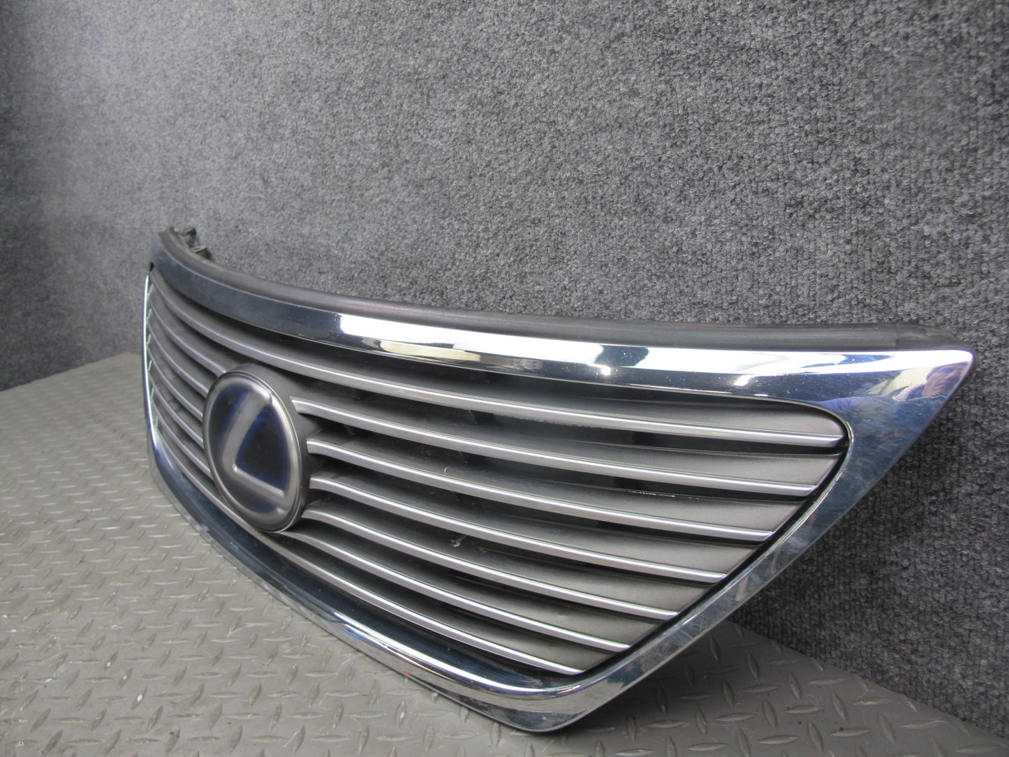 08-09 Lexus UFV46 LS600hL Hybrid Front Bumper Chrome Trim Grille w Emblem OEM
