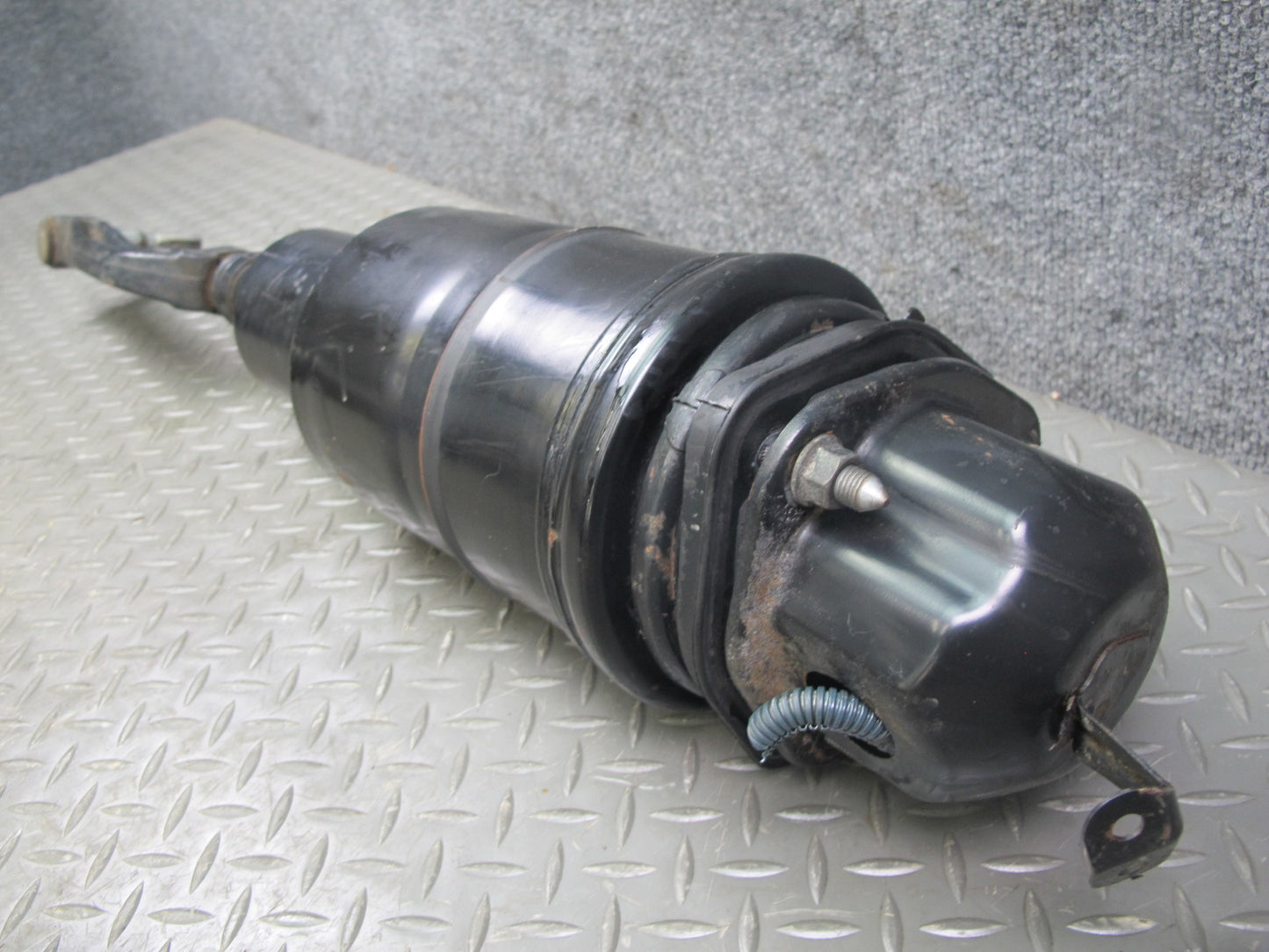 08-09 Lexus LS600hL Front Left & Right Air Suspension Shock Strut Absorber OEM