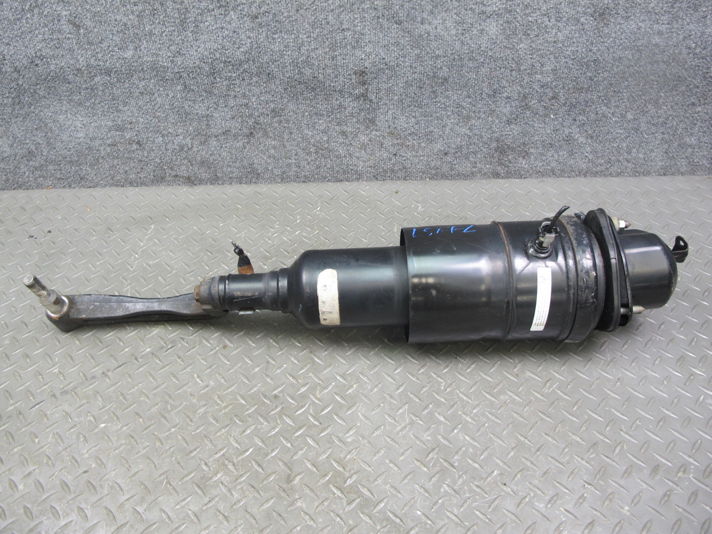 08-09 Lexus LS600hL Front Left & Right Air Suspension Shock Strut Absorber OEM