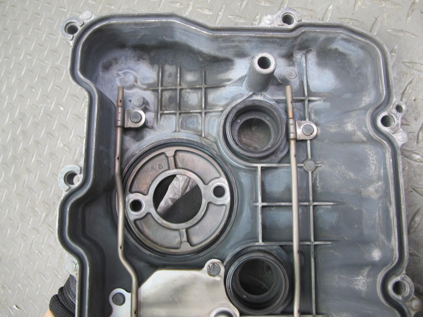 08-16 Lexus LS600hL 2UR-FSE Engine Motor Right Cylinder Head Valve Cover OEM