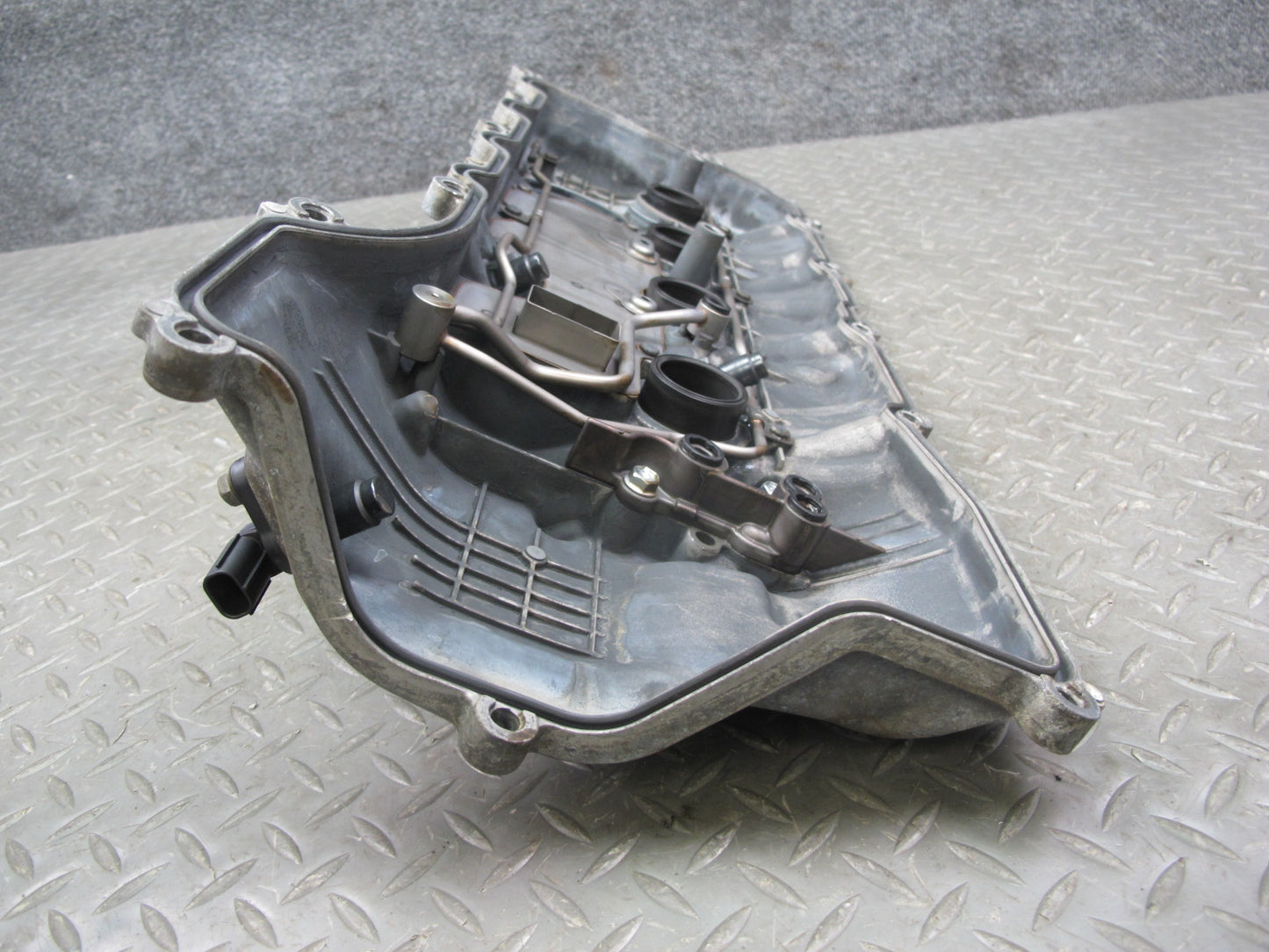 08-16 Lexus LS600hL 2UR-FSE Engine Motor Right Cylinder Head Valve Cover OEM
