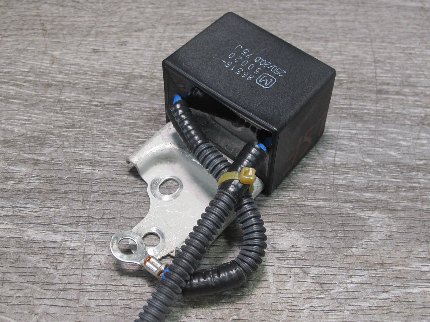 08-09 Lexus UVF46 LS600hL Hybrid Battery Relay Module 86516-50020 OEM