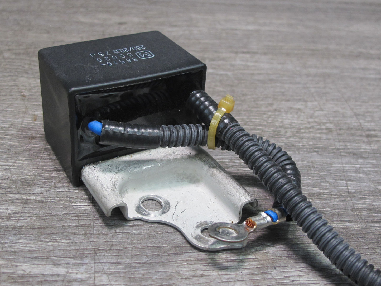 08-09 Lexus UVF46 LS600hL Hybrid Battery Relay Module 86516-50020 OEM