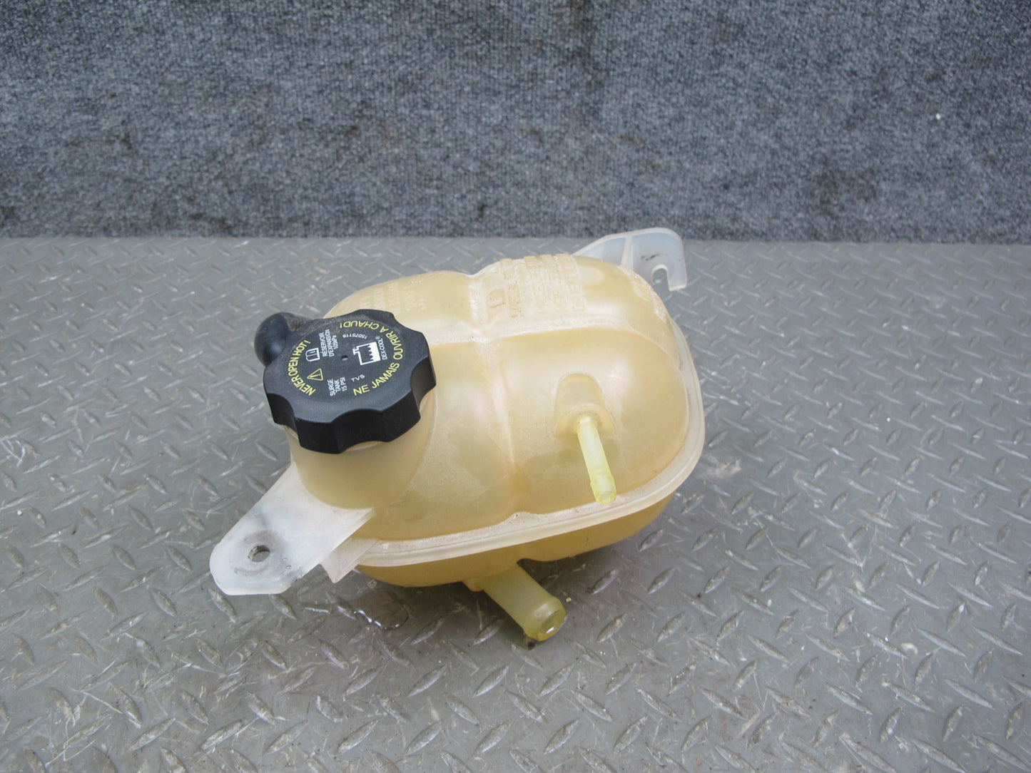 06-09 Saturn SKY Solstice Engine Coolant Expansion Overflow Reservoir Tank