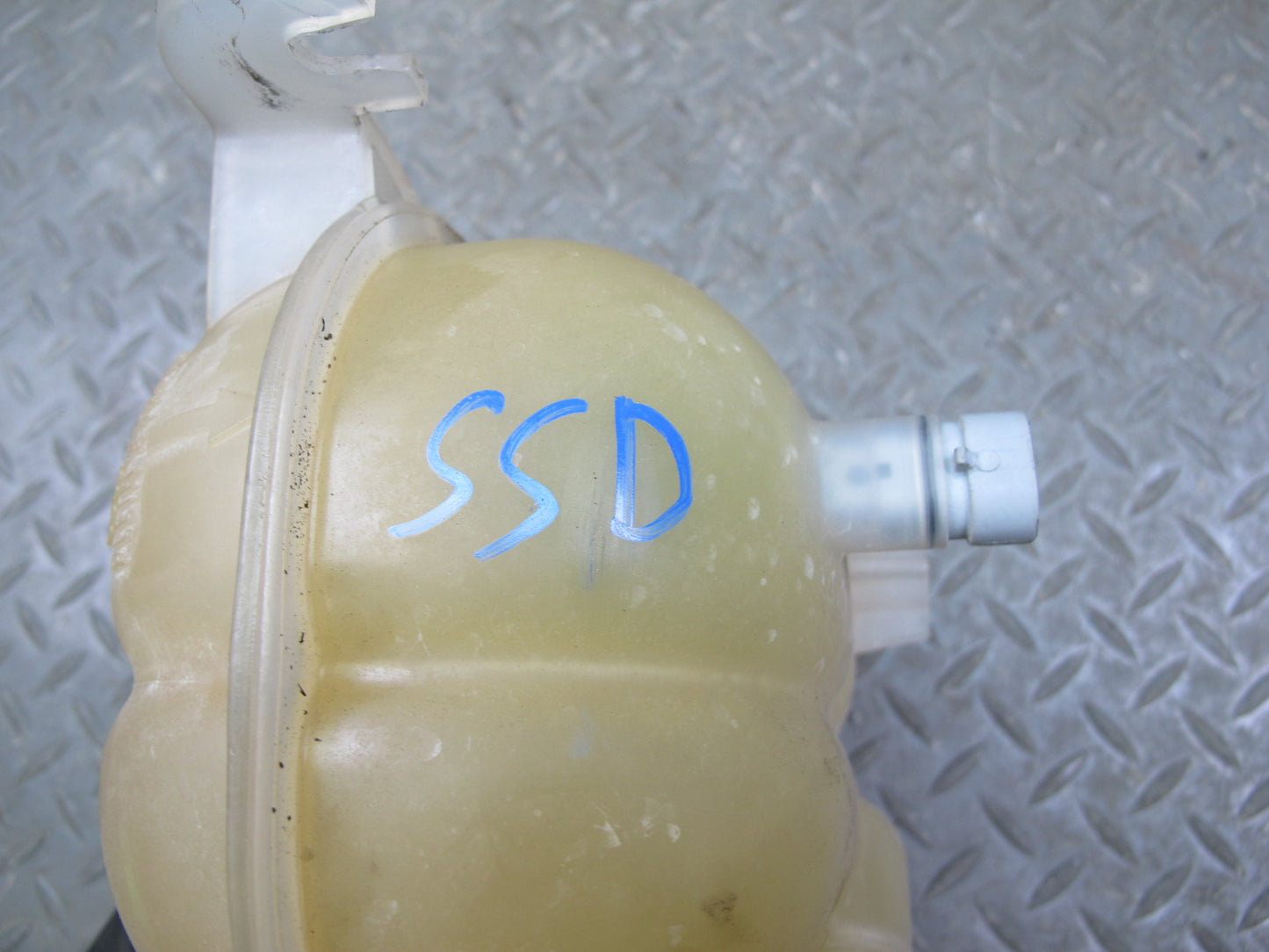 06-09 Saturn SKY Solstice Engine Coolant Expansion Overflow Reservoir Tank
