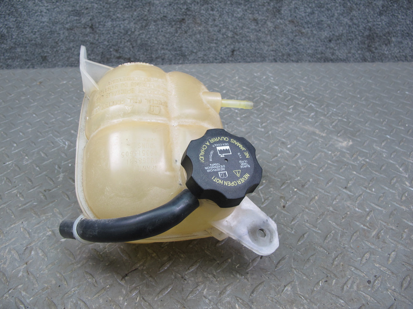 06-09 Saturn SKY Solstice Engine Coolant Expansion Overflow Reservoir Tank