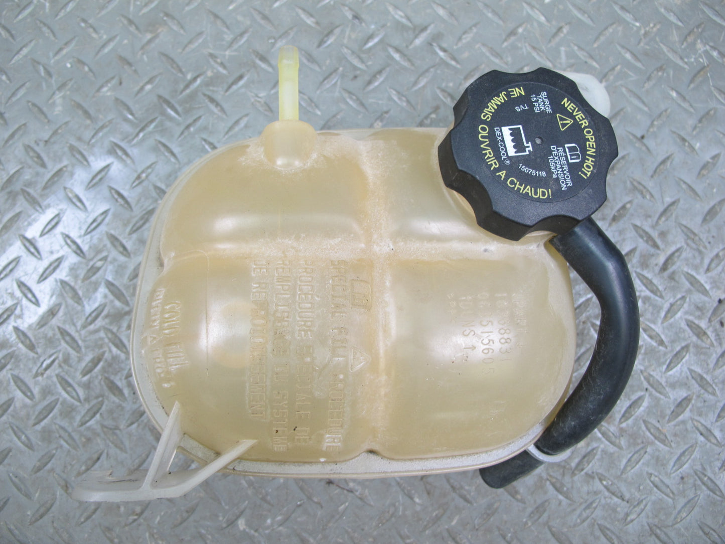 06-09 Saturn SKY Solstice Engine Coolant Expansion Overflow Reservoir Tank