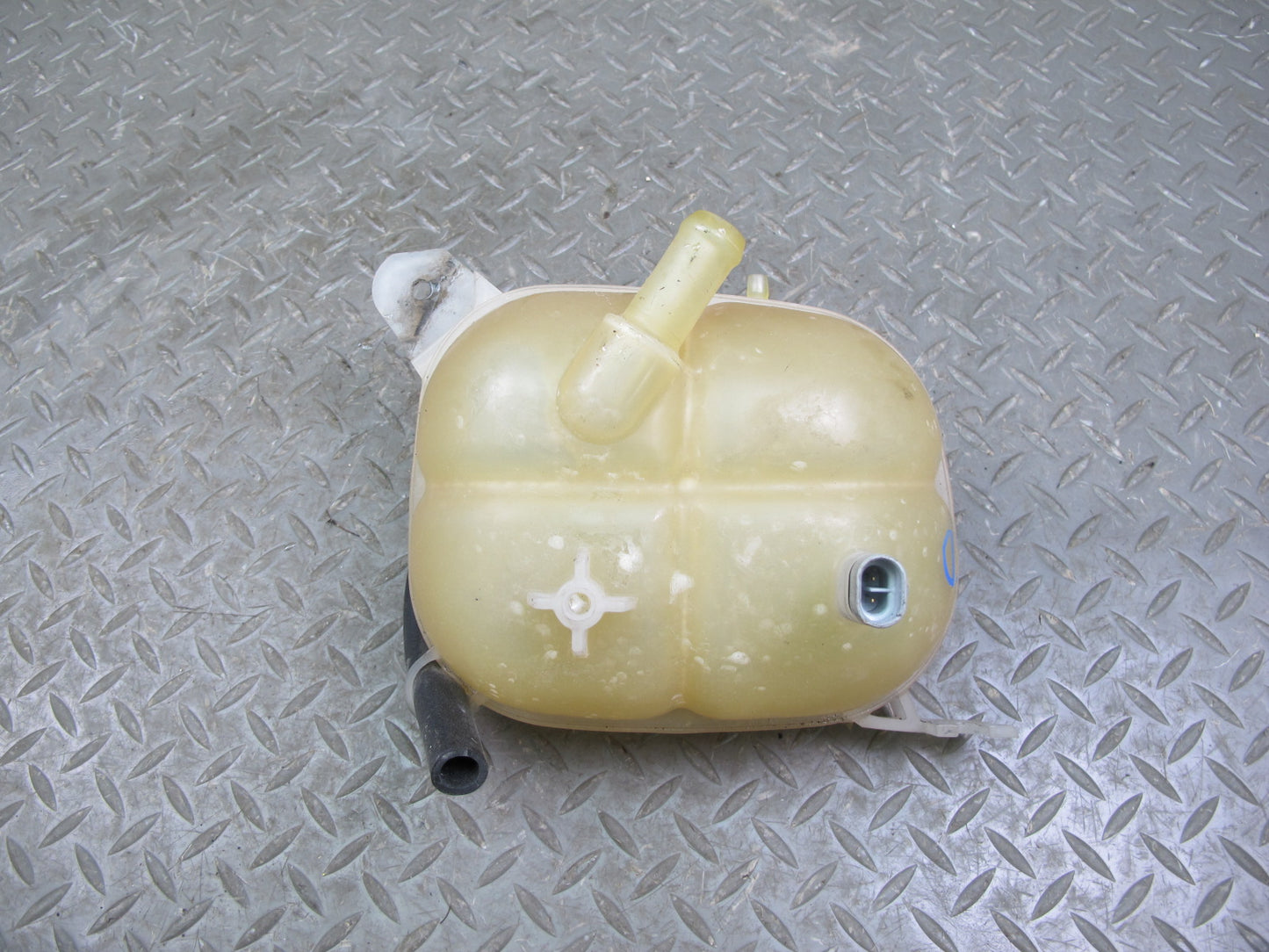 06-09 Saturn SKY Solstice Engine Coolant Expansion Overflow Reservoir Tank