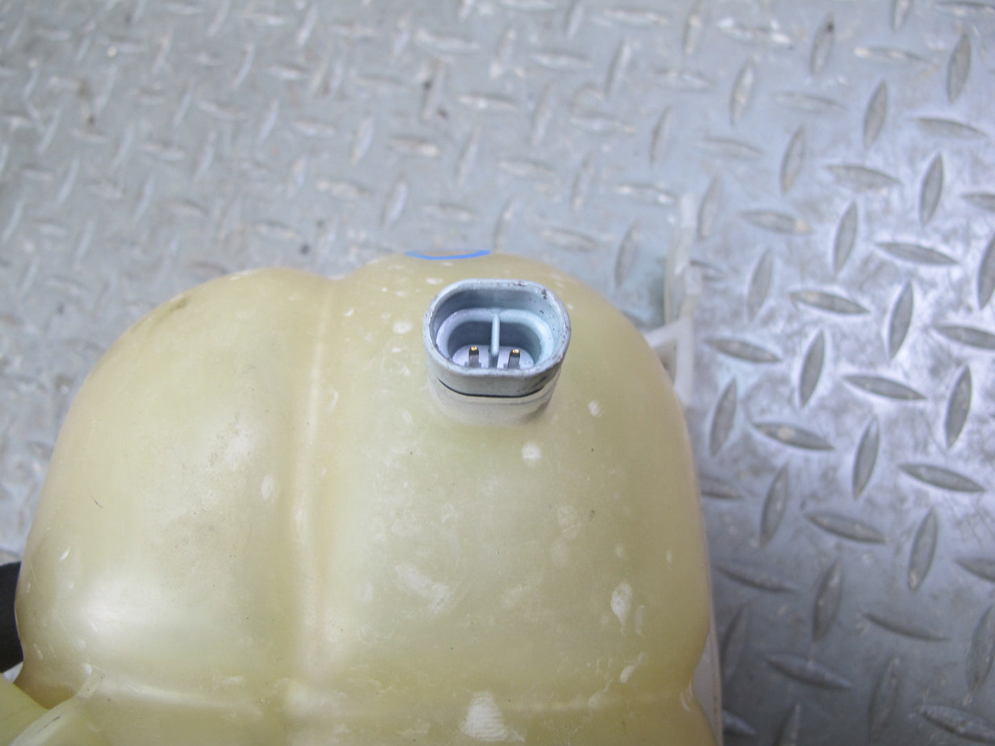 06-09 Saturn SKY Solstice Engine Coolant Expansion Overflow Reservoir Tank