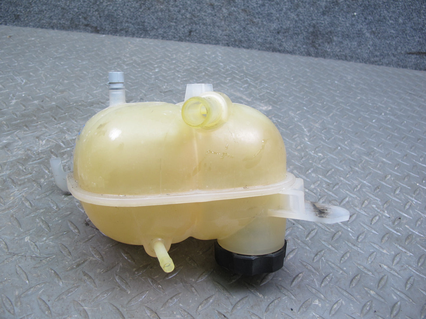06-09 Saturn SKY Solstice Engine Coolant Expansion Overflow Reservoir Tank