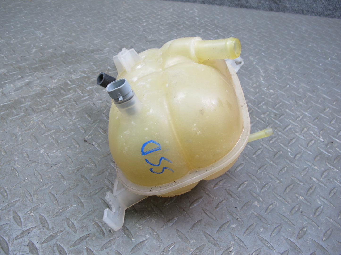06-09 Saturn SKY Solstice Engine Coolant Expansion Overflow Reservoir Tank