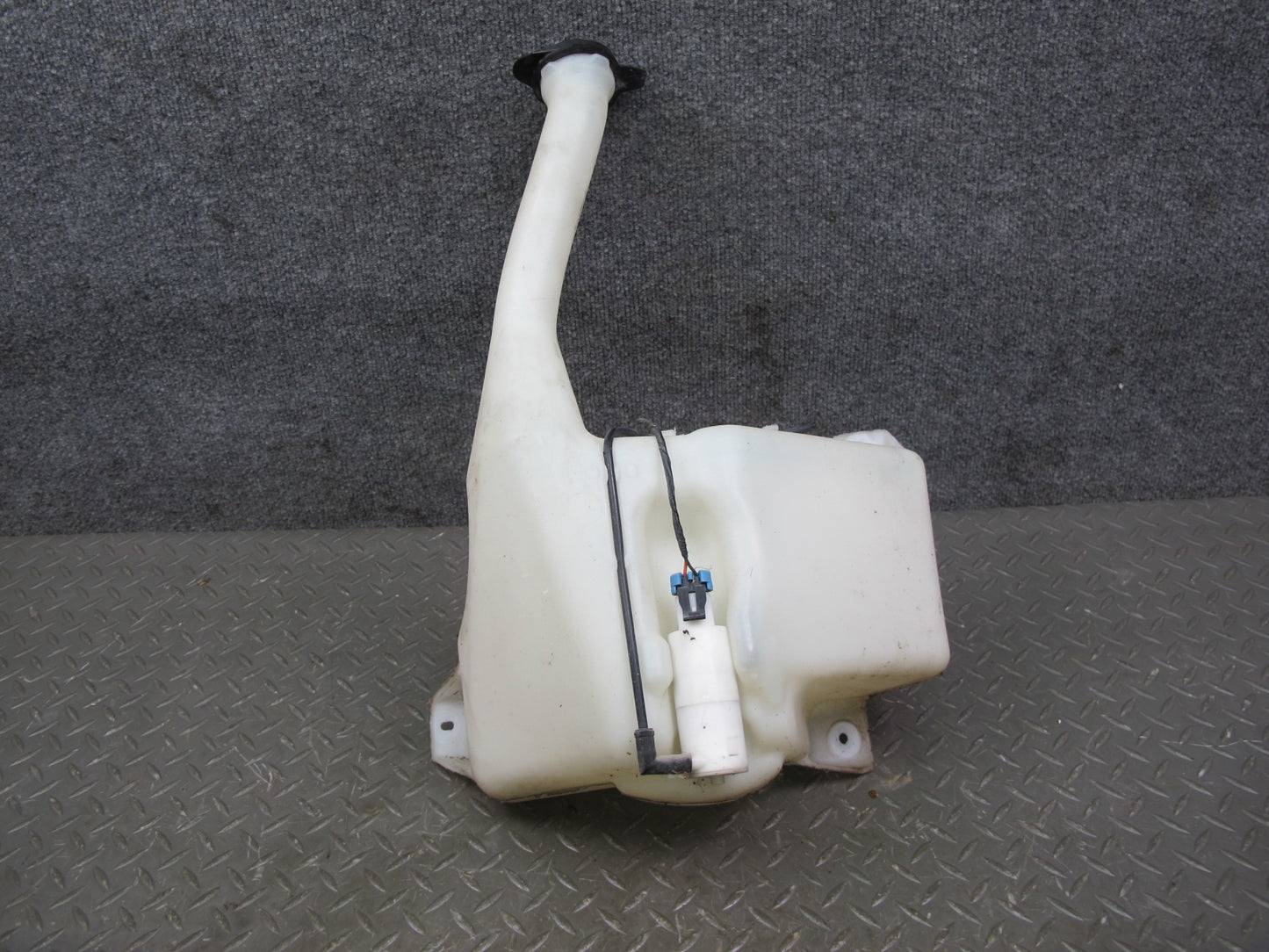 07-10 Saturn SKY Pontiac Solstice Windshield Washer Fluid Reservoir w Pump OEM