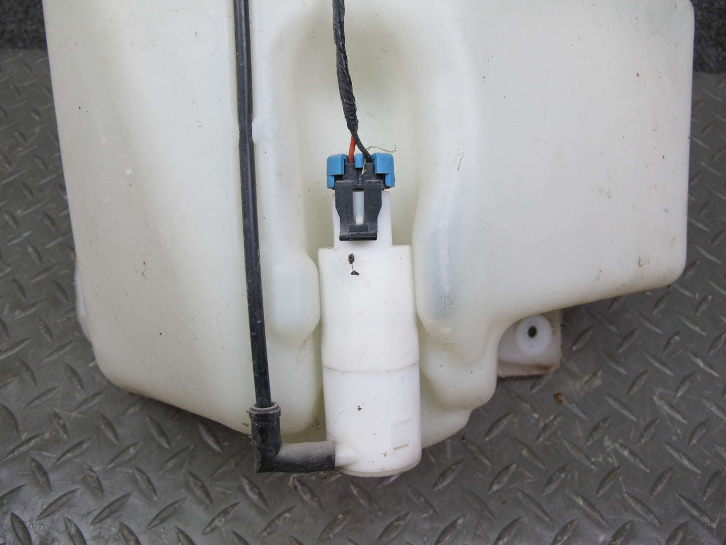 07-10 Saturn SKY Pontiac Solstice Windshield Washer Fluid Reservoir w Pump OEM