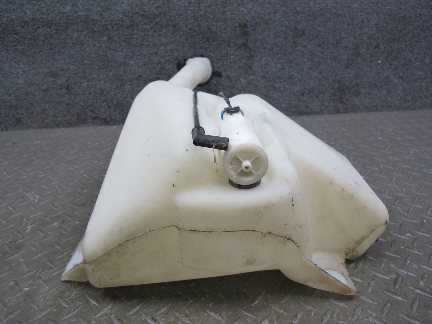 07-10 Saturn SKY Pontiac Solstice Windshield Washer Fluid Reservoir w Pump OEM
