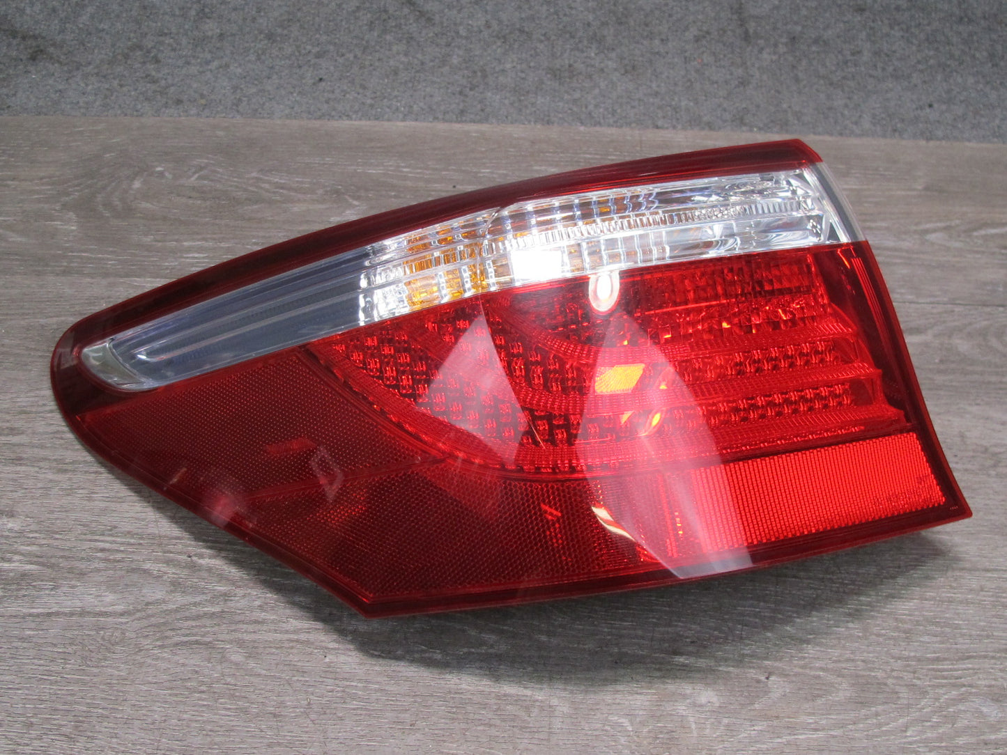 08-09 Lexus UVF46 LS600h Rear Left Outer Tail Light Lamp Assembly OEM