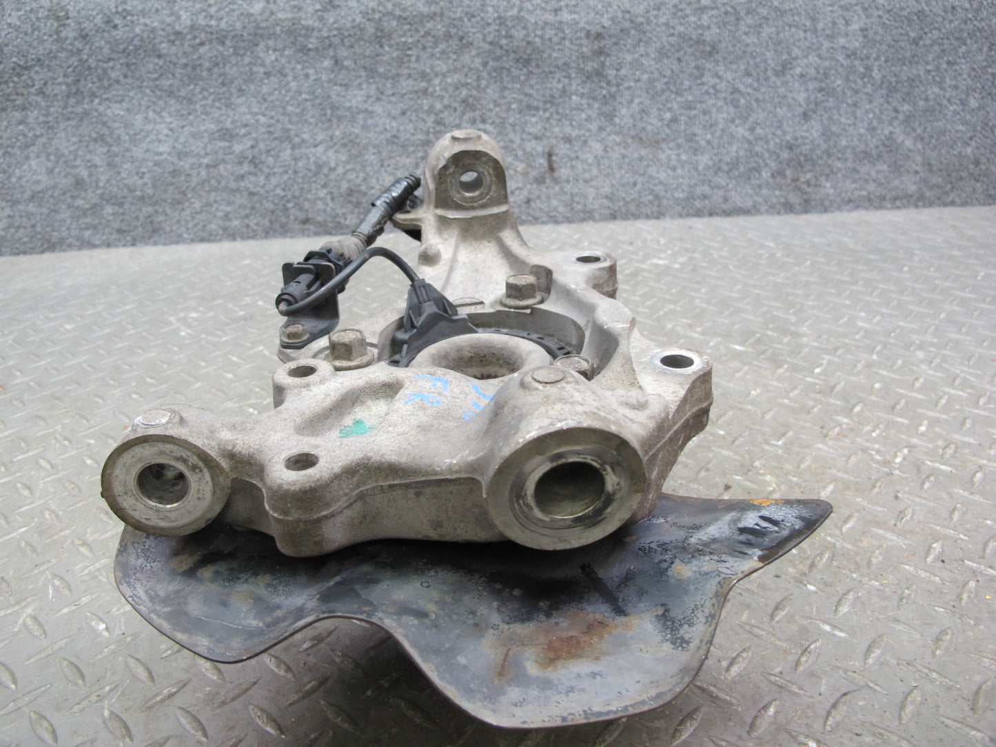 07-10 Saturn SKY Pontiac Solstice Front Right Spindle Knuckle Wheel Hub OEM