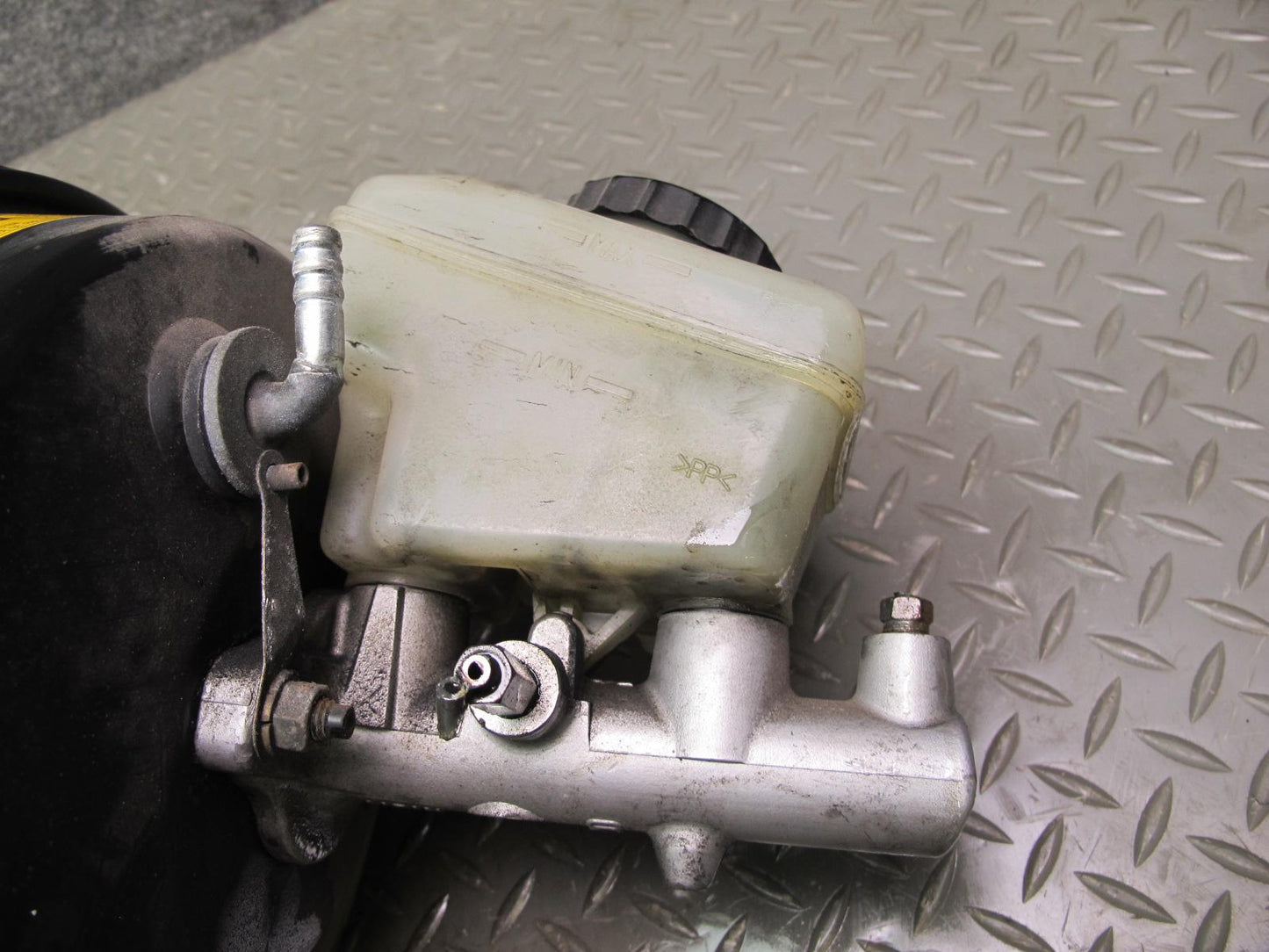 01-03 Lexus UCF30L LS430 Brake Master Cylinder Booster Fluid Reservoir OEM