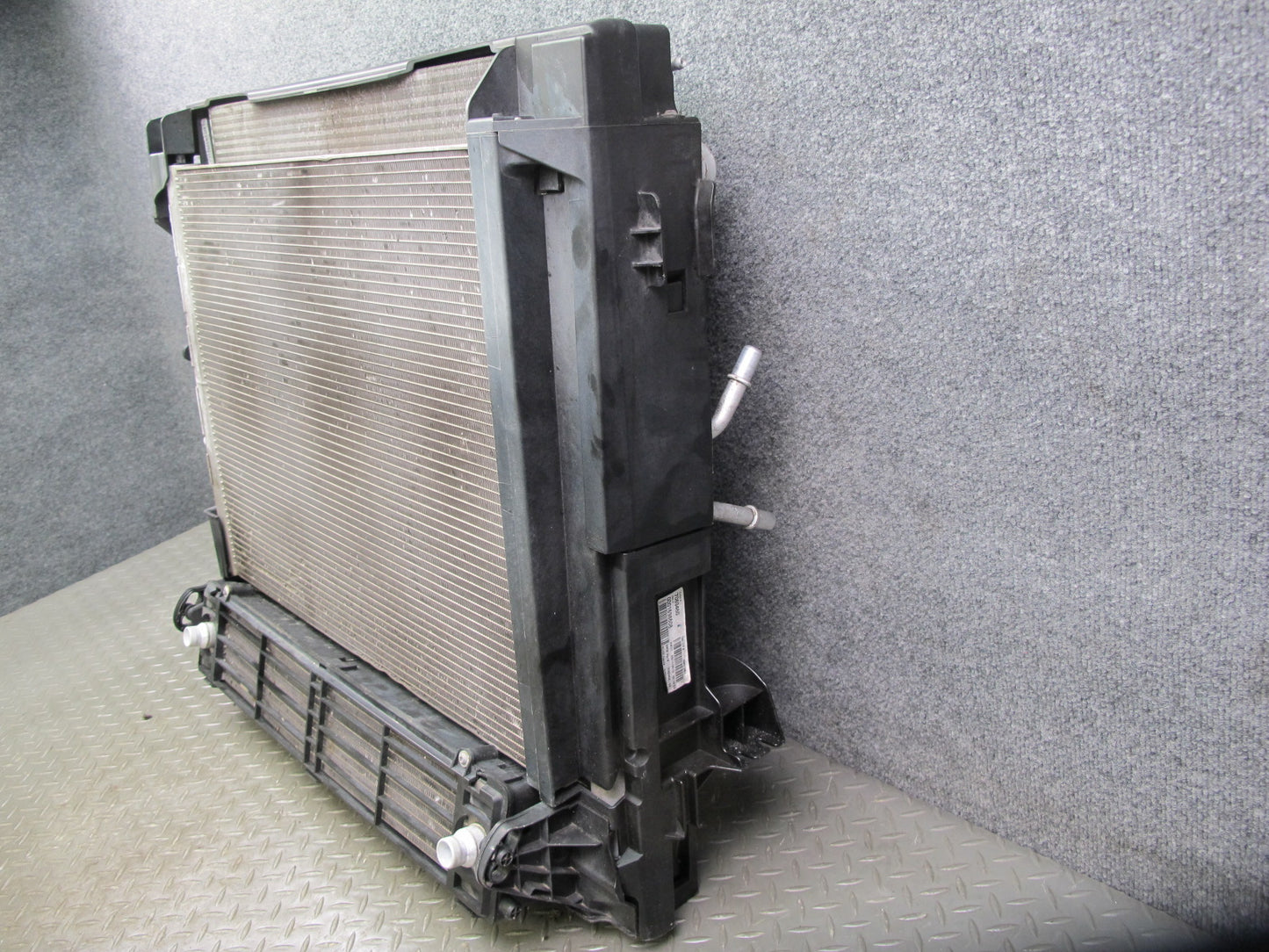 10-14 BMW E70 E71 X5M X6M S63 Engine Radiator Condenser Cooling Fan Shroud OEM