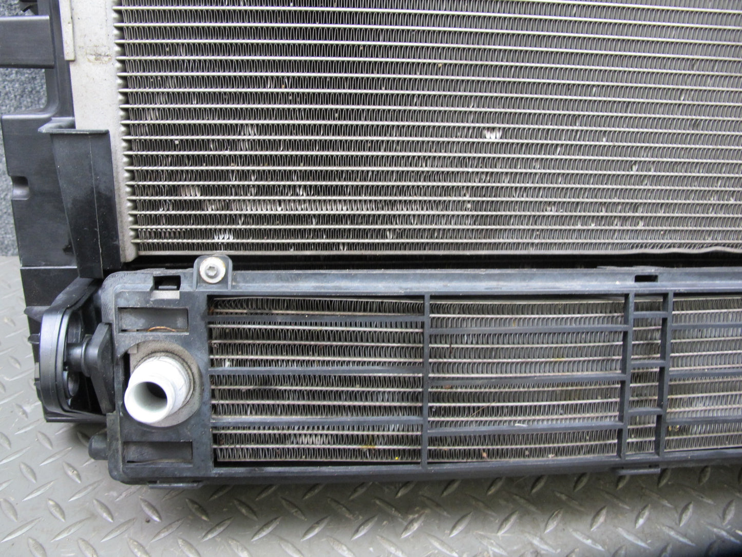 10-14 BMW E70 E71 X5M X6M S63 Engine Radiator Condenser Cooling Fan Shroud OEM