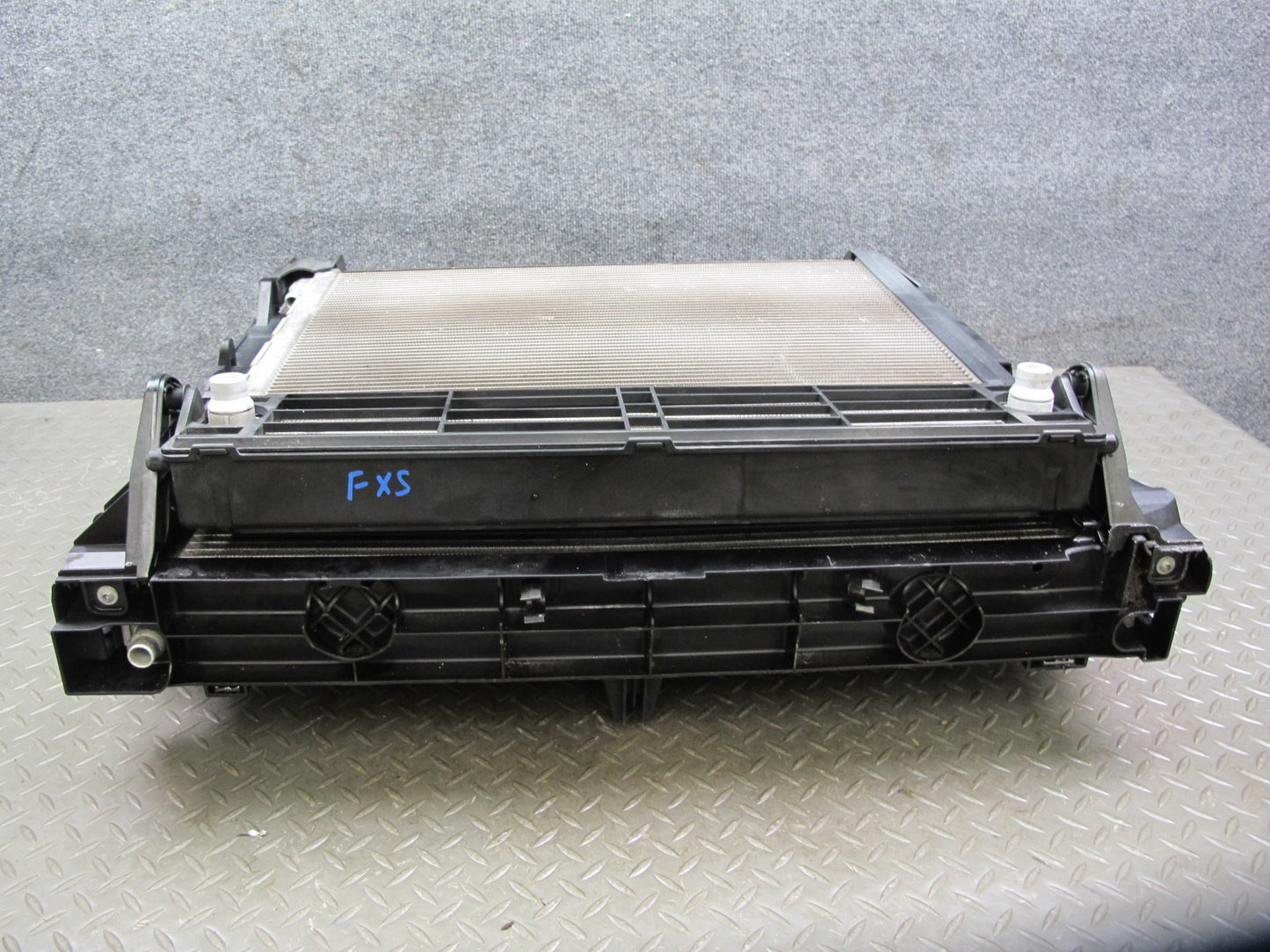 10-14 BMW E70 E71 X5M X6M S63 Engine Radiator Condenser Cooling Fan Shroud OEM